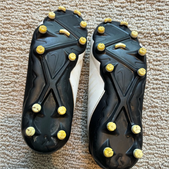 Nike Kids Phantom Luna 2 Club MG soccer cleats - Picture 3 of 5